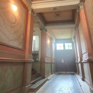 Eingangsbereich des Mehrfamilienhauses Struvestraße 10