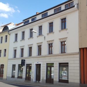 Das Bild zeigt die Straßenseite des Mehrfamilienhauses Bautzener Str. 5 in Görlitz