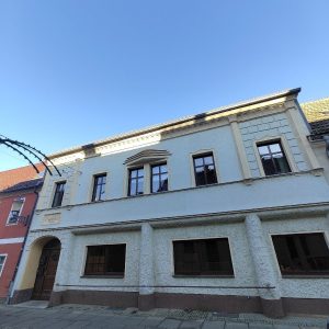 Das Bild zeigt ein historisches Mehrfamilienhaus in Rothenburg/Oberlausitz